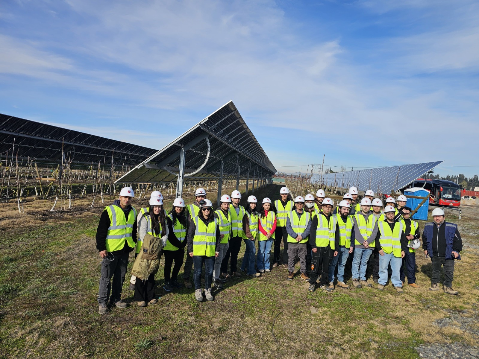 Grupo con equipos de seguridad visitando planta fotovoltaica