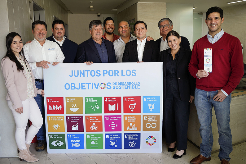 Equipo oEnergy con cartel de Objetivos de Desarrollo Sostenible de la ONU