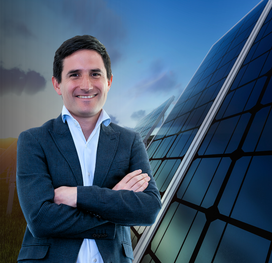 Cristián Soto, Gerente de Gestión de Activos y O&M de oEnergy, frente a paneles solares