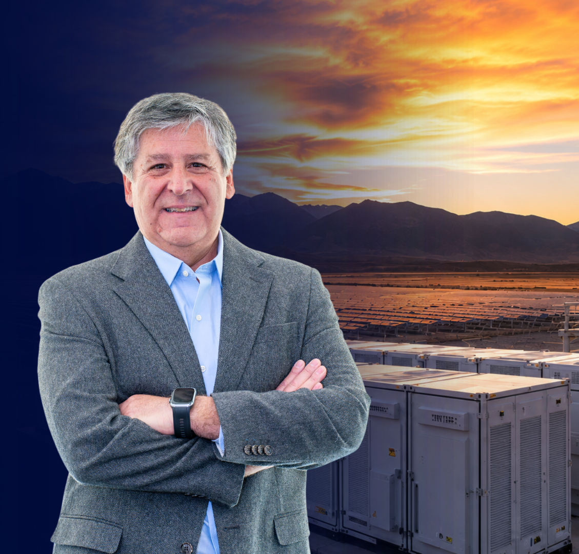 Director de oEnergy frente a planta solar y sistemas de almacenamiento en baterías