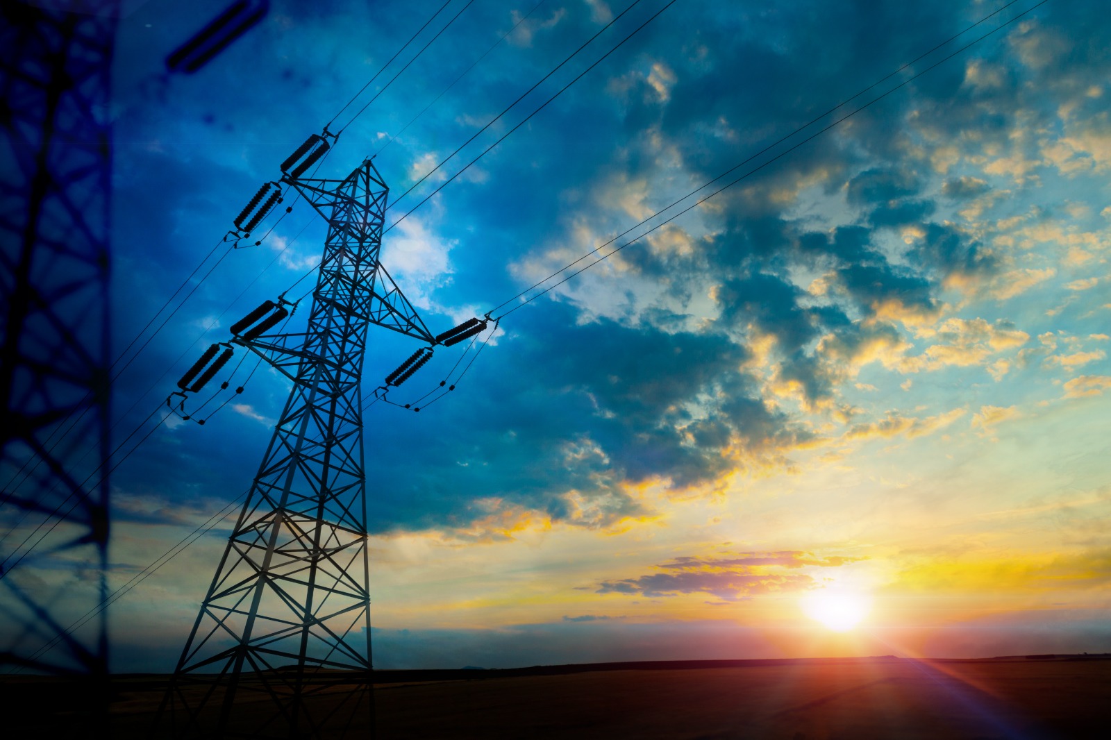 Torres de alta tensión y red de transmisión eléctrica