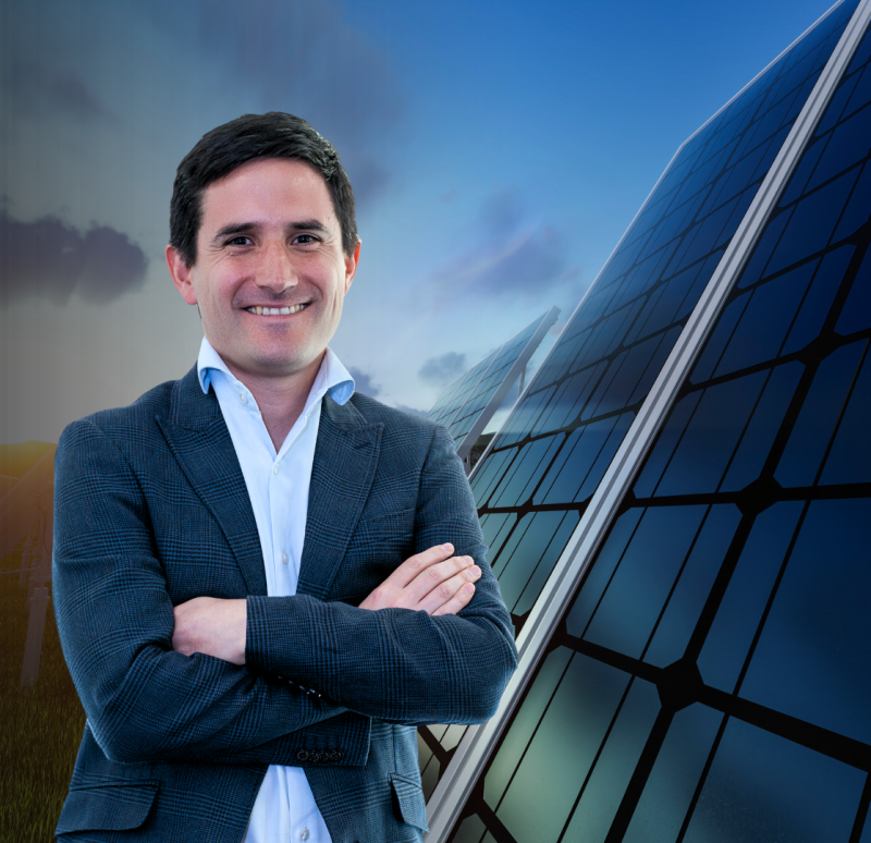 Cristián Soto, Gerente de Gestión de Activos y O&M de oEnergy, frente a paneles solares